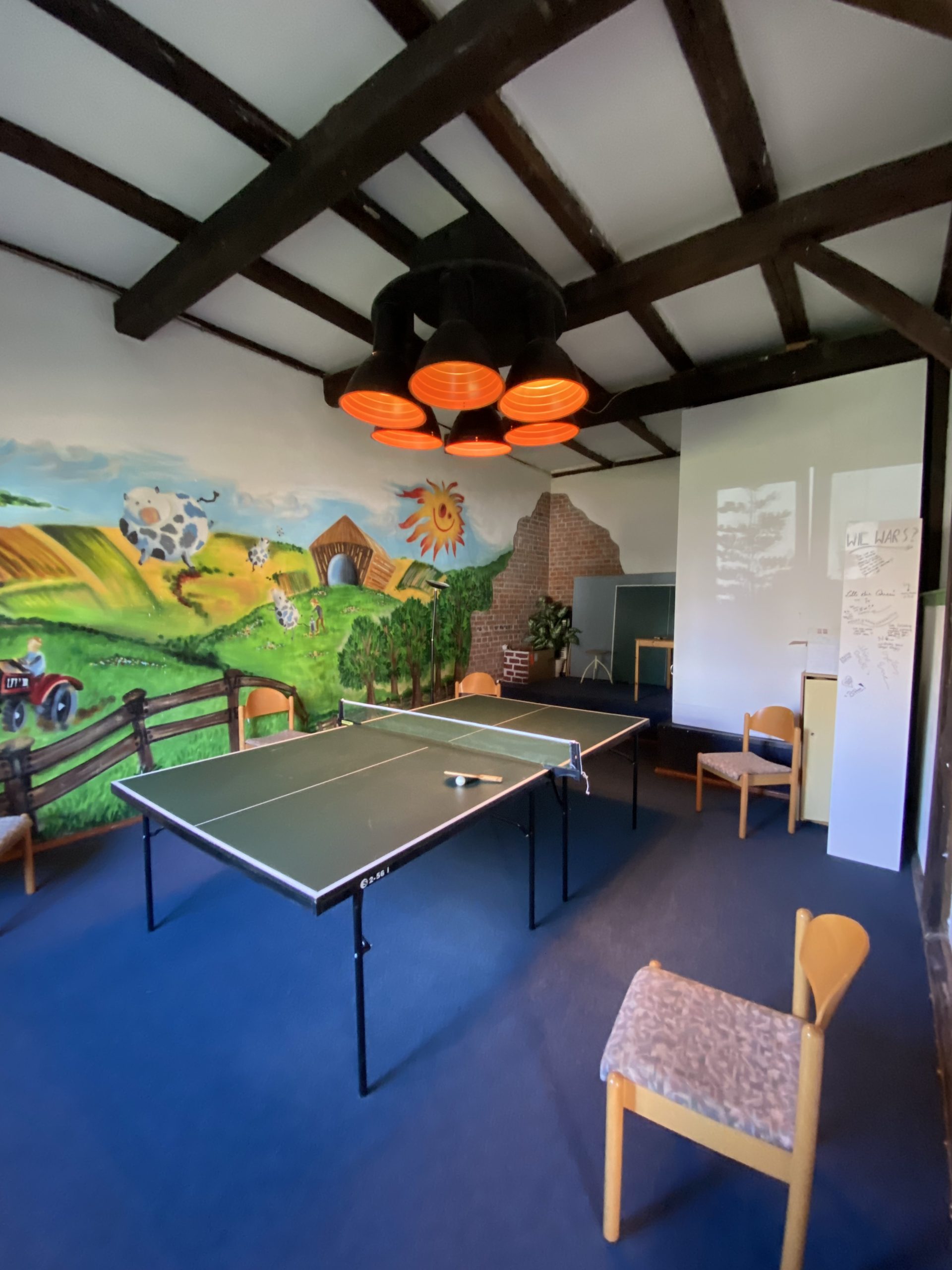 Mehrzweckraum mit Tischtennisplatte und Graffiti