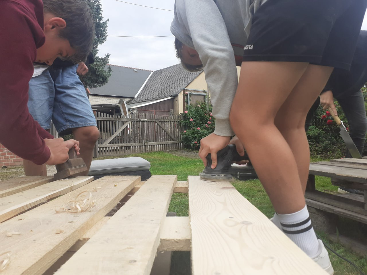 Jugendliche beim Arbeiten mit Holz